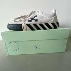 OFF WHITE COLAB WITH VERGIL WHIGE CANVAS SNEAKER